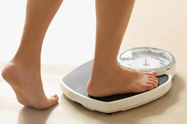 Duy trì cân nặng ở mức bình thường giúp ngăn ngừa nguy cơ thoái hóa khớp gối